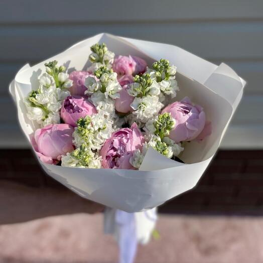 Bouquet of 7 peonies with fragrant matiola