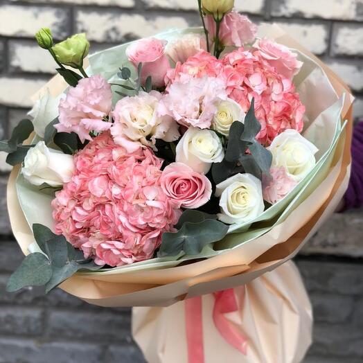 Букет розовый с гортензией