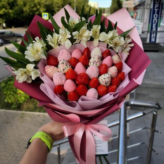 Букет из клубники с Альстромерией