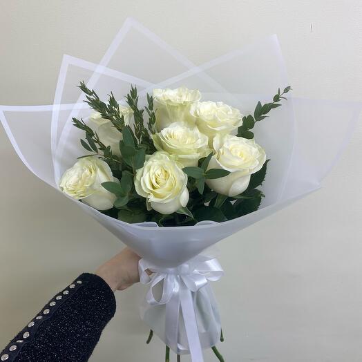 Rosas blancas con eucalipto