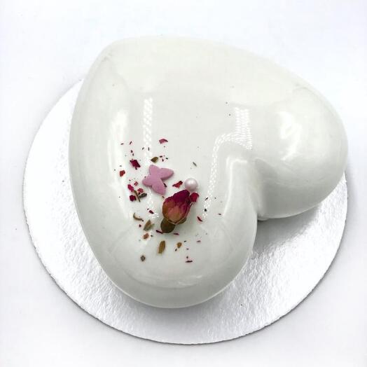 Муссовый торт-сердце с двойной начинкой: ванильной и клубничной