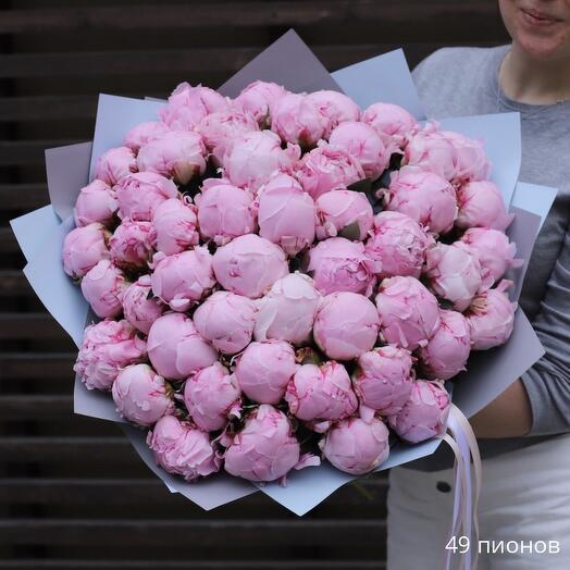 Букет из 49 нежно-розовых пионов