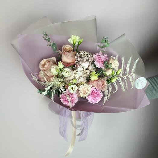 Bouquet with roses and hydrangea "air kiss"