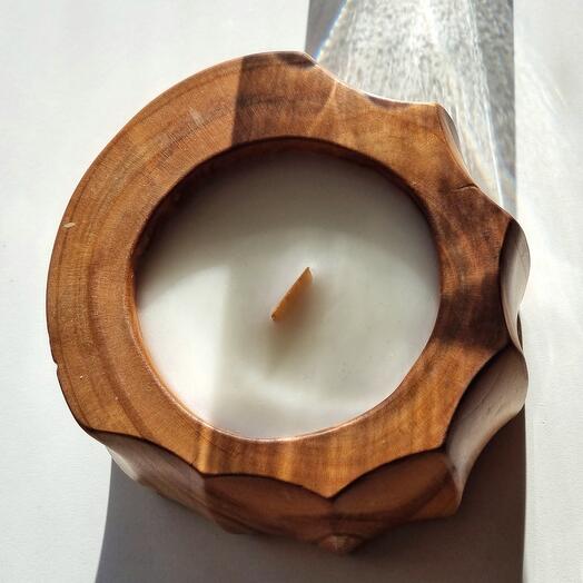 Свеча в дереве с ароматом Земляничное вино