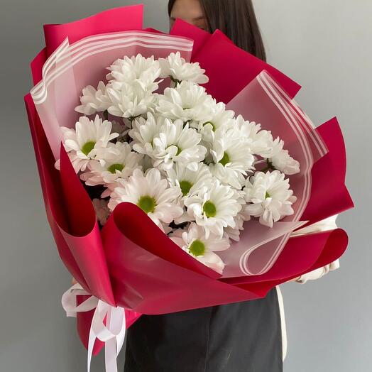 Яркий букет с ромашковыми хризантемами