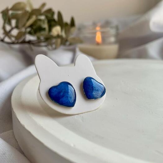 Pearl indigo stud earrings in the shape of a heart
