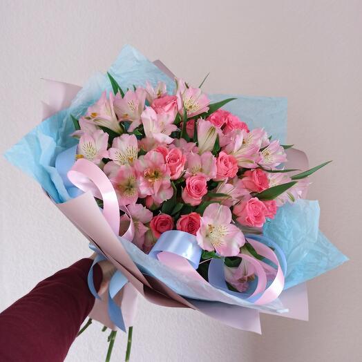 Ramo de rosas de arbusto y alstroemeria "Aelita"