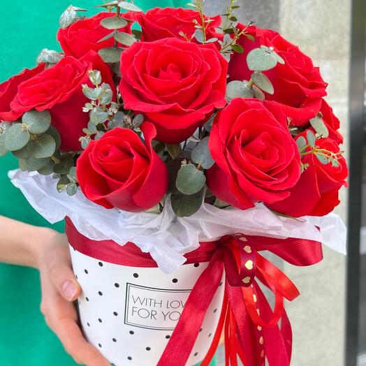 Композиция из алых роз с эвкалиптом