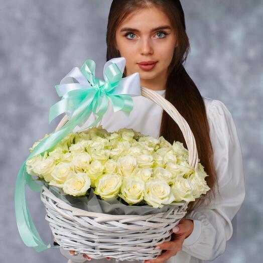 Корзина с белыми розами