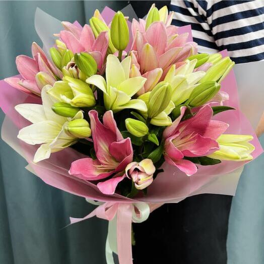 9 Mixed Lilly Bouquet