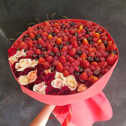 Букет из ягод с розами