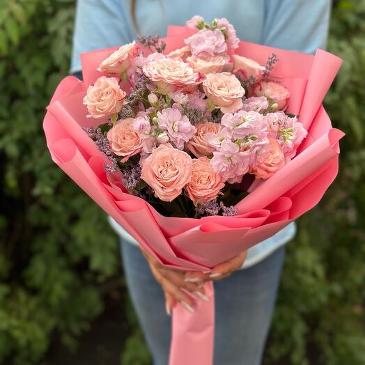 Ніжний букет з Матіолою і трояндами