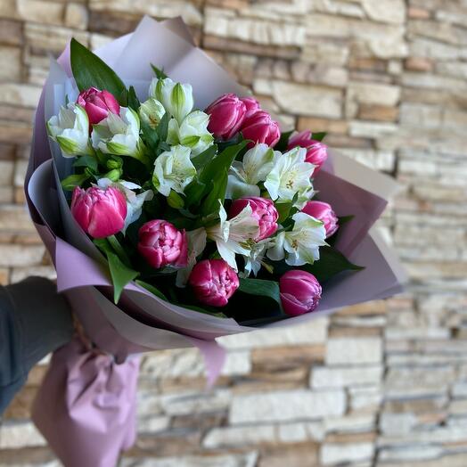 Букет с пионовидными тюльпанами и альстромерией