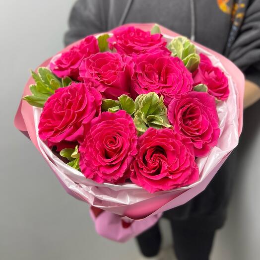 Шикарные розовые розы с зеленью в милом букете