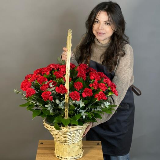 Корзина с 50 гвоздиками бмн