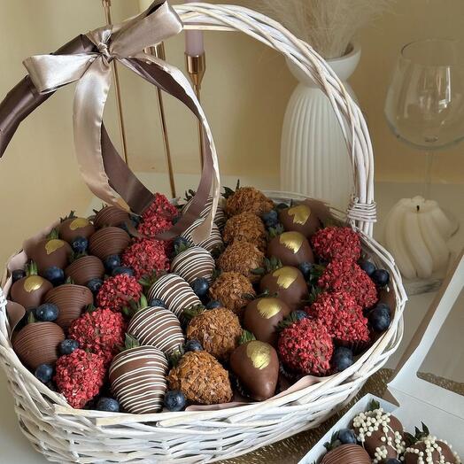 Корзина с клубничкой