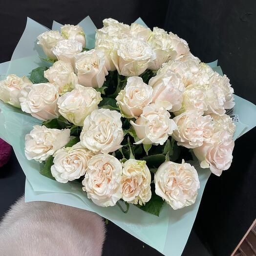 39 пионовидных роз