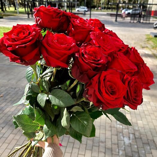 Букет из  15 бордовый роз "Сильные чувства"