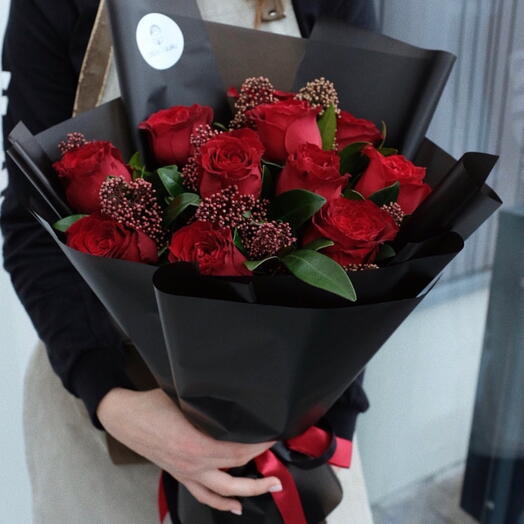 Red roses with skimia
