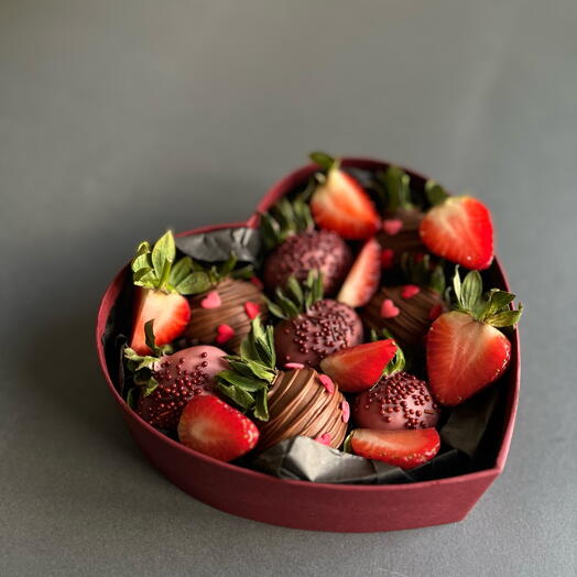 PREMIUM HEART BOX | milk and pink chocolate | клубника в шоколаде сердце