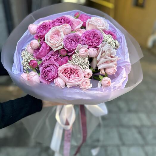 Букет из пионовижных и кустовых роз