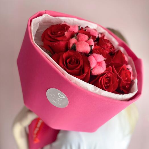Ramo de rosas rojas y algodón
