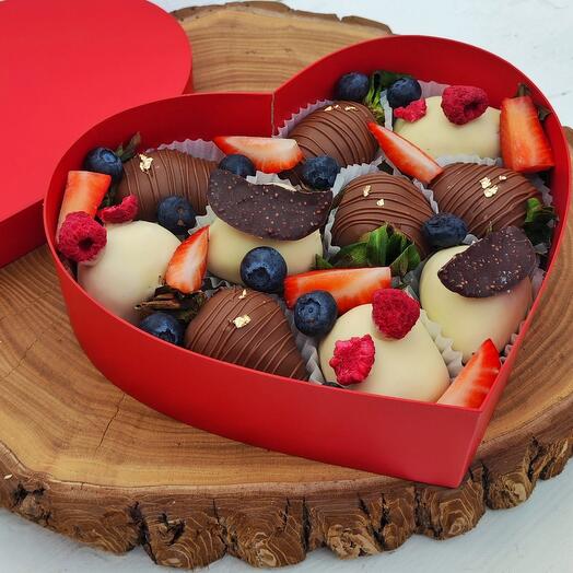 Chocolate-covered strawberries heart1