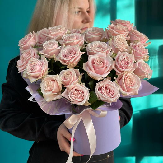 Композиция из 25 нежных розовых роз в коробке