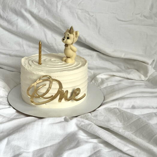 Торт на годик с шоколадной фигуркой