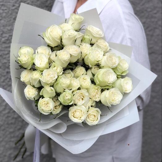 Букет из белых кустовых роз