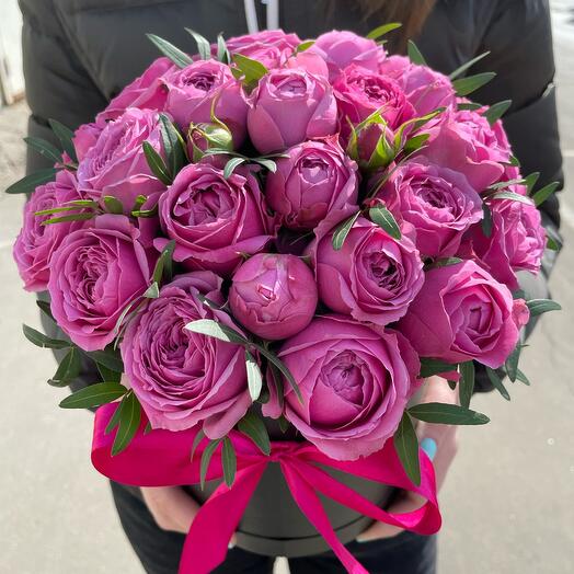 Розы кустовые пионовидные Мисти Баблз в шляпной коробке с писташю