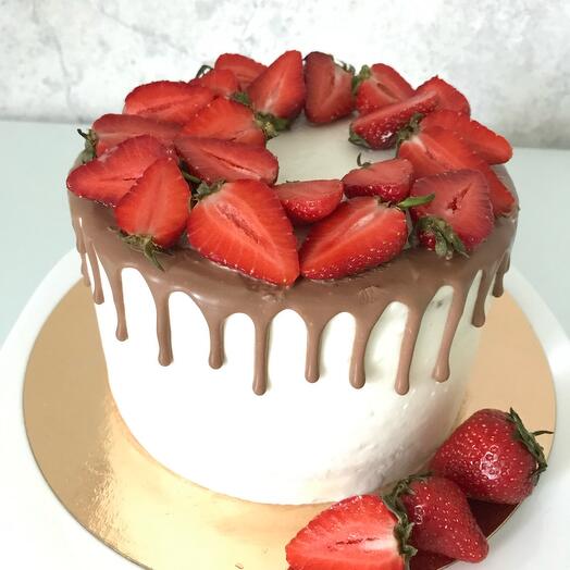 Торт с декором из клубники/День рождения/коллеге/корпоратив/Валентинка,подарок девушке,день святого Валентина,день влюбленных