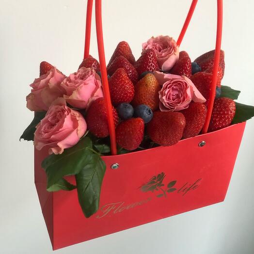 Сумочка с ягодкой и розами 🍓🫦