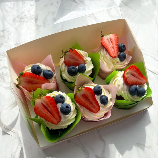 Cupcakes 6 pieces with strawberries and blueberries for mom, grandmother, friend, sister, colleague in the office