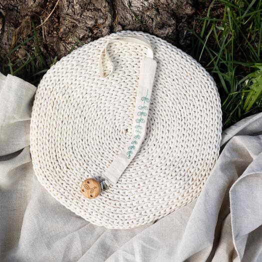 Держатель для пустышки из крапивы с вышивкой