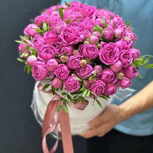 Кустовые пионовидные розы в коробке