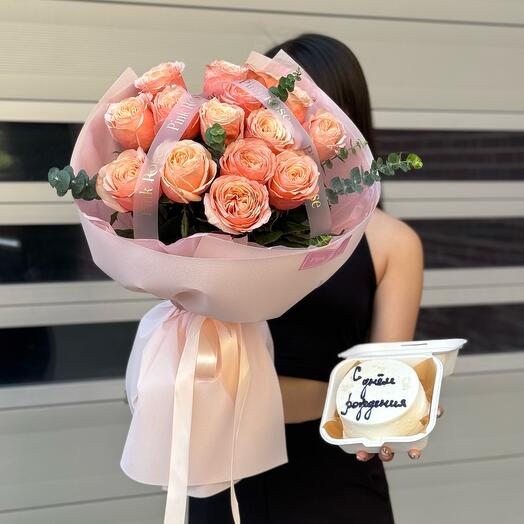 Букет из 15 роз с эвкалиптом + бенто торт