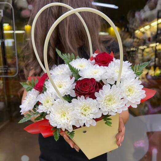 Композиция из роз и хризантемы