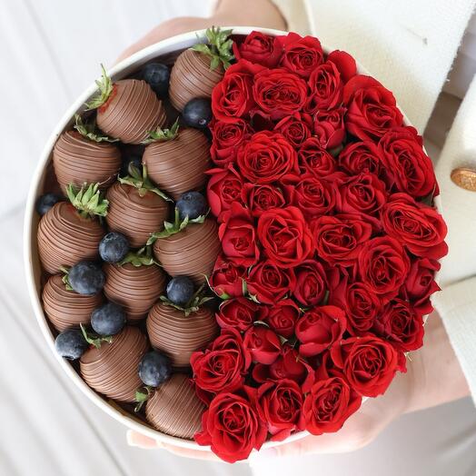 Набор из клубники в шоколаде с кустовыми розами " Это любовь"