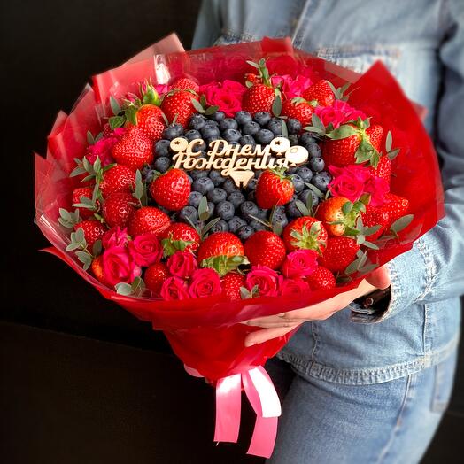 Bouquet of berries with roses