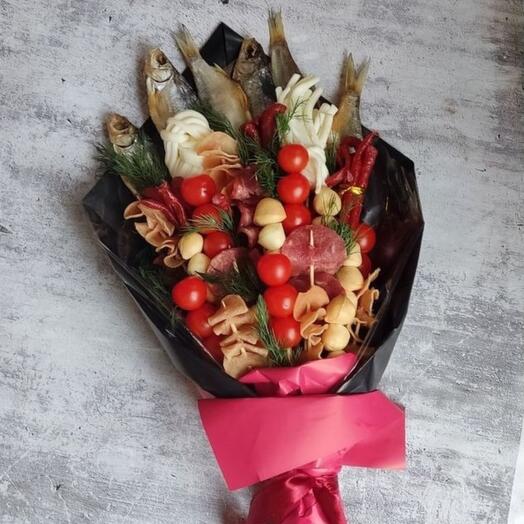 Мужской букет с вяленой рыбой, сыром и колбасками в подарочной упаковке
