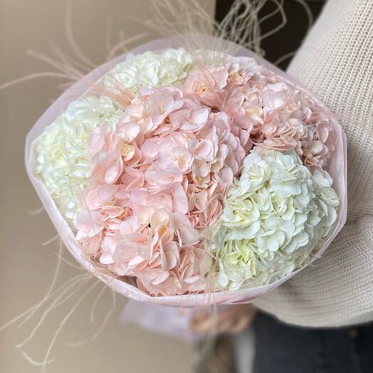Пышный букет «Розовый дым» из 5 гортензий с сухоцветами 🌸