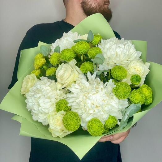 A green bouquet with roses and fluffy chrysanthemums