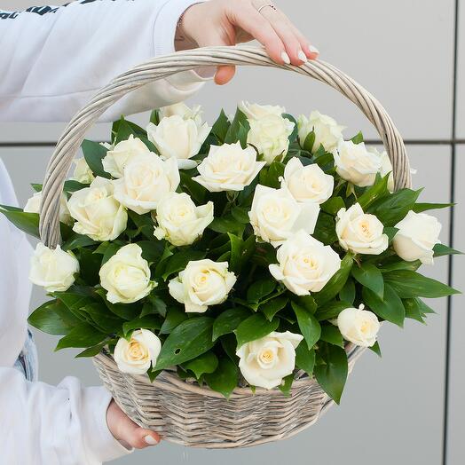 Корзина с розами Белисимо