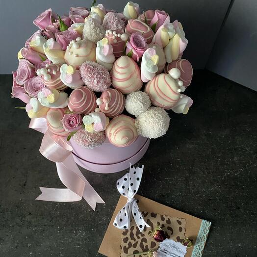 Шляпный бокс с клубникой /кустовой розой /маршмеллоу💌