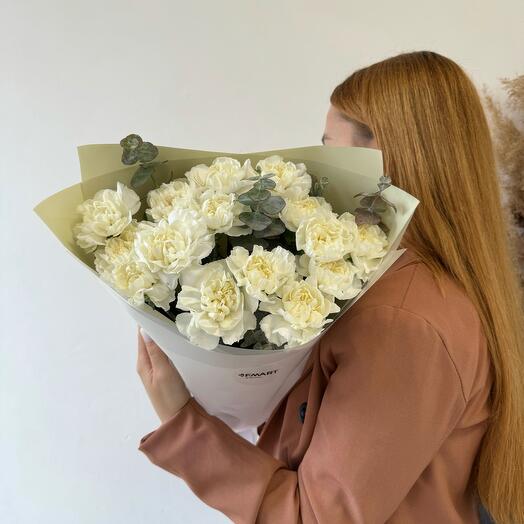 Белые диантусы с эвкалиптом