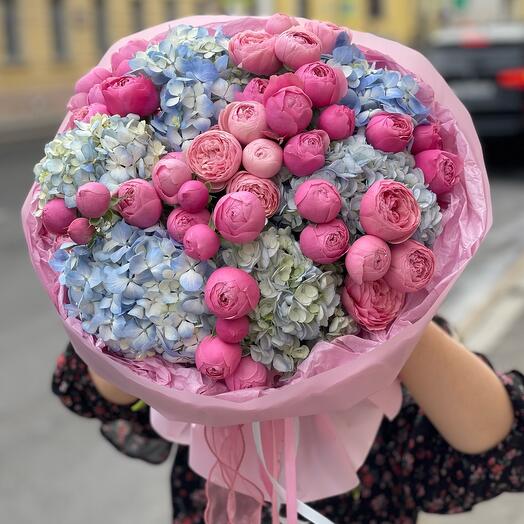 Bouquet of blue hydrangeas with peony-shaped roses