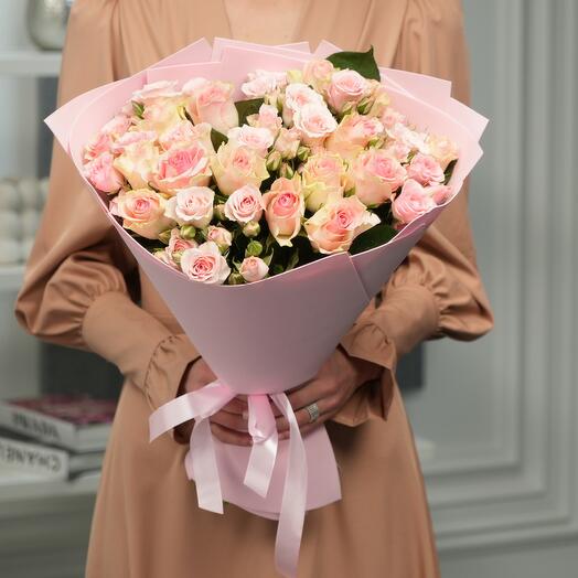 Bouquet of bush and light pink roses (L) (135)