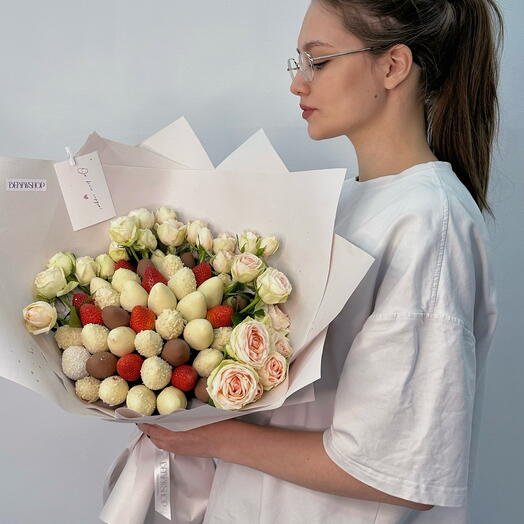 Букет из клубники L + 5 куст роз