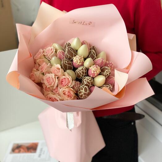 Букет из клубники в шоколаде и цветами 🌹